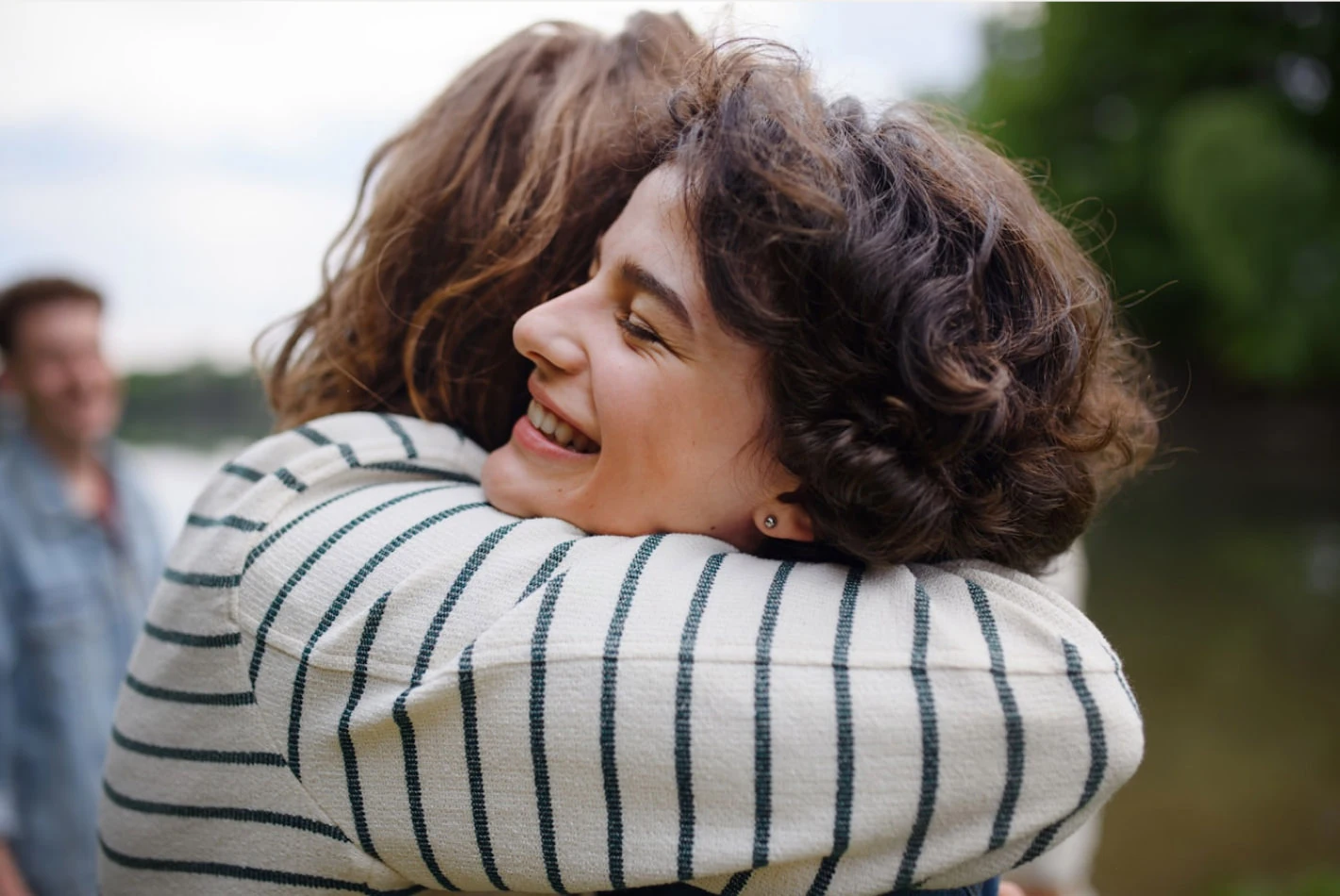 2 people hugging